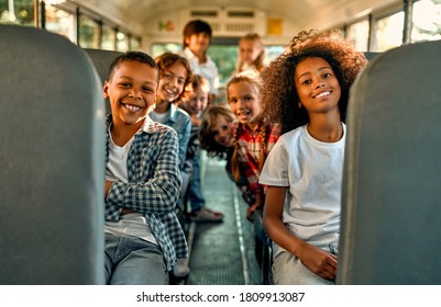 back-school-pupils-primary-bus-260nw-1809913087